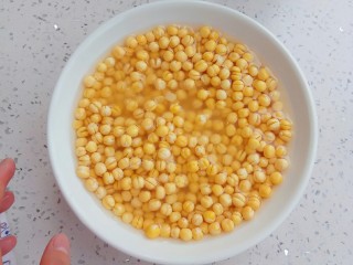 1、老北京豌豆黄,准备好250克去皮豌豆，提前用冷水泡6小时