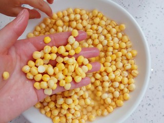 2、老北京豌豆黄,泡好的豌豆