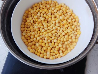 3、老北京豌豆黄,泡好的豌豆洗干净放入蒸锅中