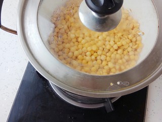 4、老北京豌豆黄,盖上盖子蒸30分钟