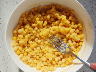 6、老北京豌豆黄,蒸好的豌豆轻轻一按就碎了