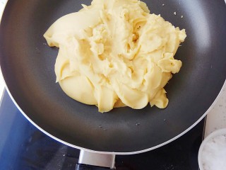 8、老北京豌豆黄,豌豆泥倒入平底锅