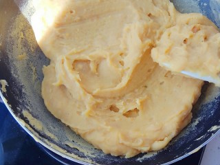 11、老北京豌豆黄,慢慢用小火搅拌到不太稀的状态