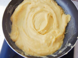 10、老北京豌豆黄,小火慢慢搅拌