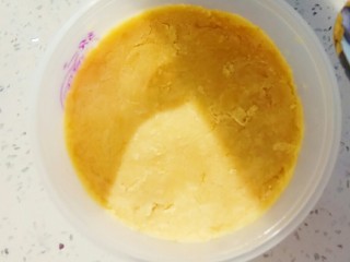 12、老北京豌豆黄,取出放入保鲜盒按平