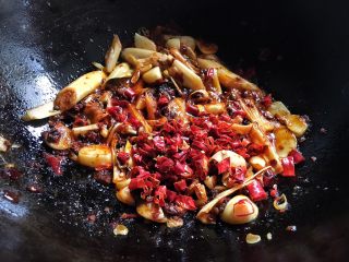 12、麻辣过瘾 香辣虾&麻辣香锅,放入干辣椒再炒几下