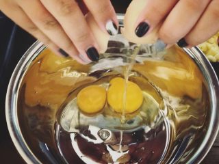 2、芝士鸡蛋卷,打开鸡蛋，加入少许盐