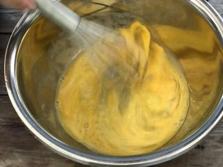 3、芝士鸡蛋卷,不断搅拌鸡蛋，直至蛋黄与蛋清完全融合