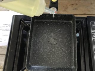 4、芝士鸡蛋卷,开小火，在锅中加入适量的油