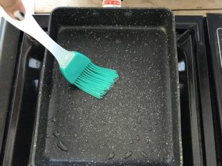 5、芝士鸡蛋卷,在锅内刷油，正好都刷到即可