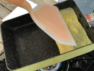 8、芝士鸡蛋卷,根据嫩／老喜好，将第一层蛋卷用铲子一点点从外向里卷起