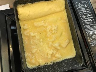 9、芝士鸡蛋卷,倒入第二层蛋液，放入芝士