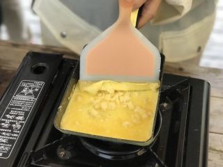 10、芝士鸡蛋卷,用铲子卷起第二层包住第一层蛋卷，即可