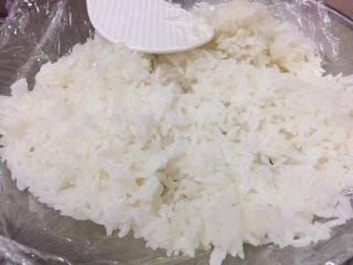 1、低卡網紅夏威夷poke - 牛油果三文魚拌飯,白飯煮好後趁熱平鋪 加一點壽司醋拌勻 放涼備用