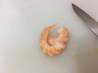 2、低卡網紅夏威夷poke - 牛油果三文魚拌飯,大蝦煮熟 去頭去殼 挑出蝦腸