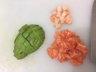 3、低卡網紅夏威夷poke - 牛油果三文魚拌飯,牛油果、大蝦、三文魚切丁