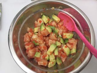 5、低卡網紅夏威夷poke - 牛油果三文魚拌飯,將適量醬汁倒入牛油果、大蝦、三文魚中 加1大勺蟹籽拌勻