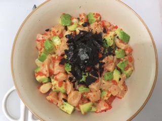 6、低卡網紅夏威夷poke - 牛油果三文魚拌飯,白飯涼後放在大碗中 放入以上拌好的料 上面再放1大勺蟹籽 脆紫菜剪碎撒上去