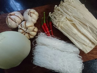 1、蒜蓉粉丝蒸金针菇,准备好所需食材