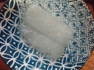 2、蒜蓉粉丝蒸金针菇,粉丝先用清水浸泡