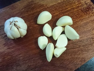 3、蒜蓉粉丝蒸金针菇,大蒜球去皮