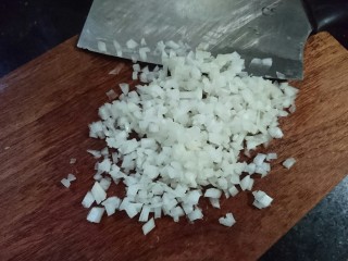 6、蒜蓉粉丝蒸金针菇,然后切成洋葱碎备用