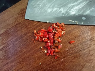 7、蒜蓉粉丝蒸金针菇,小米辣去蒂切小圈