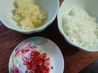 8、蒜蓉粉丝蒸金针菇,蒜蓉酱的主料就准备好了