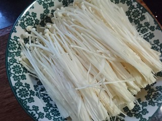 9、蒜蓉粉丝蒸金针菇,金针菇洗净切尾部，撕开沥水备用