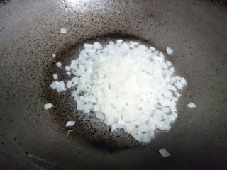 11、蒜蓉粉丝蒸金针菇,先爆香白洋葱碎