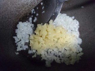 12、蒜蓉粉丝蒸金针菇,再加入蒜蓉