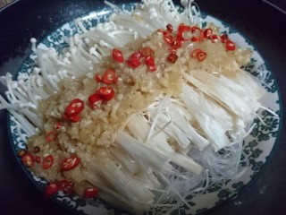 16、蒜蓉粉丝蒸金针菇,粉丝铺底金针菇在上，淋上做好的蒜蓉酱并撒上红椒圈