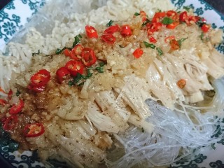 17、蒜蓉粉丝蒸金针菇,大火蒸15分钟后，淋上生抽撒上椒盐即可。