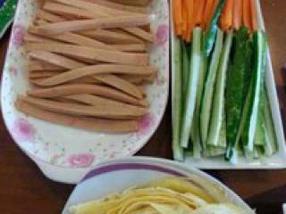 1、日式紫菜卷,准备好的火腿，青瓜，胡萝卜都切成长条，做好的蛋皮以切成长条待用。