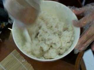 2、日式紫菜卷,米饭凉了后加两三勺寿司醋搅拌 均匀。