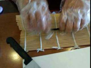 5、日式紫菜卷,然后连竹板一起裹起来。