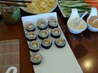 7、日式紫菜卷,切好摆在盘子里就可以了。