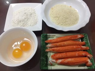 1、治愈系黄金蟹腿,材料如上，非常简单。蟹味棒是city super买的，其实使用鱼肉做成的。土豪可以直接拆帝王蟹腿来炸????