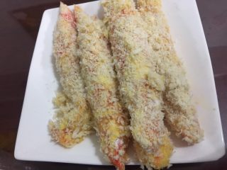 3、治愈系黄金蟹腿,裹一遍面粉，一遍蛋液，再一遍面粉，最后面包粉。嗯嗯嗯。