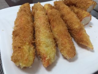 4、治愈系黄金蟹腿,趁热，咬下去，酥脆可闻，千岛酱番茄酱不可取舍。 瞬间光盘。