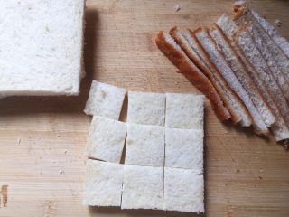 2、焗烤英式布丁,吐司边缘切掉，然后将吐司切成约2cm的小方块