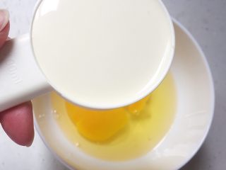 3、焗烤英式布丁,鸡蛋磕入碗中，加入淡奶油