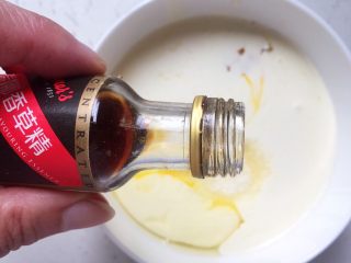 5、焗烤英式布丁,滴入香草精