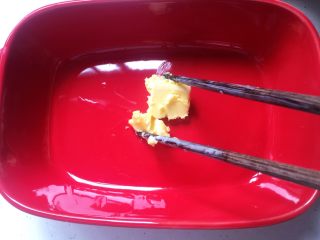 7、焗烤英式布丁,黄油均匀涂抹在烤碗里