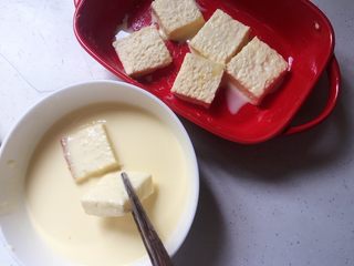 9、焗烤英式布丁,捞出放入烤碗中