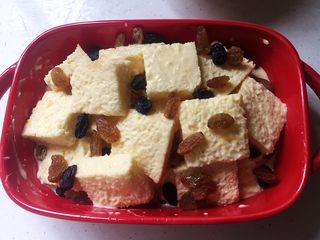 10、焗烤英式布丁,表面撒上葡萄干，如果有剩余的蛋奶液，可以沿着碗壁轻轻倒入