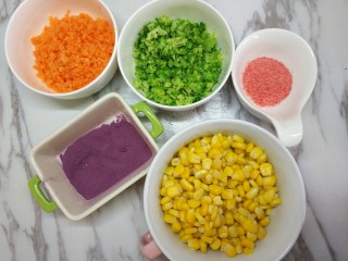 1、金枪鱼三色饭团,西蓝花煮熟切碎，甜玉米粒煮熟备用