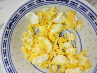 2、金枪鱼三色饭团,鸡蛋煮熟碾碎