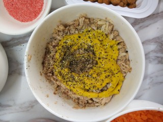 3、金枪鱼三色饭团,油浸金枪鱼，加沙拉酱，白煮蛋碎，黑胡椒碎拌匀