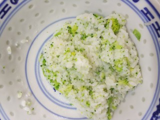 4、金枪鱼三色饭团,米饭拌寿司醋，加入西蓝花碎，拌匀